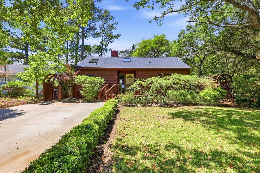 Charming Coastal Retreat in Crescent Beach in North Myrtle Beach - Beach Home for sale in North Myrtle Beach, South Carolina on Beachhouse.com