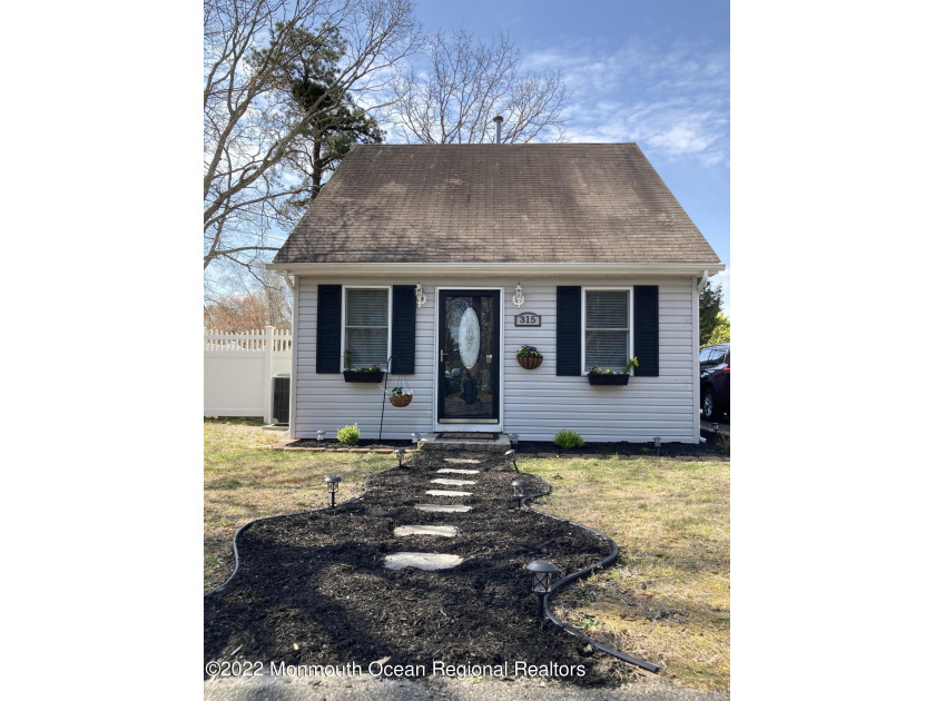 Beautifully Maintained updated home on large lot at quiet dead - Beach Home for sale in Lanoka Harbor, New Jersey on Beachhouse.com