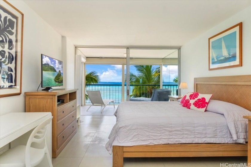 This oceanfront studio unit boasts an incredible view and cool - Beach Condo for sale in Honolulu, Hawaii on Beachhouse.com