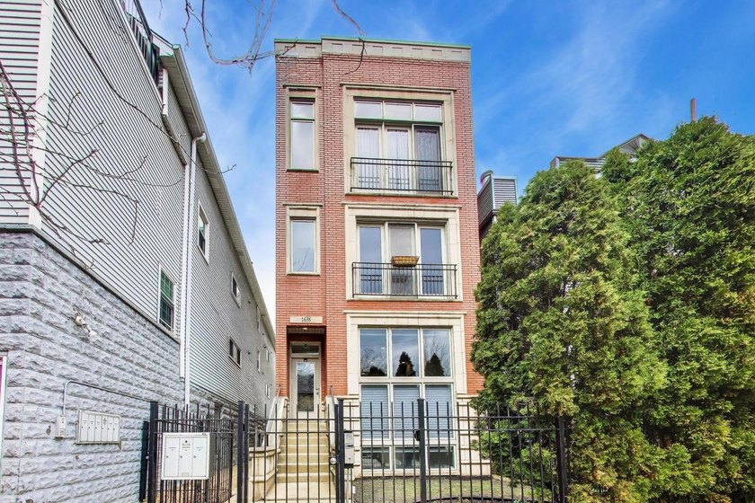 Welcome to this beautifully maintained 3-bedroom, 2.5-bathroom - Beach Condo for sale in Chicago, Illinois on Beachhouse.com