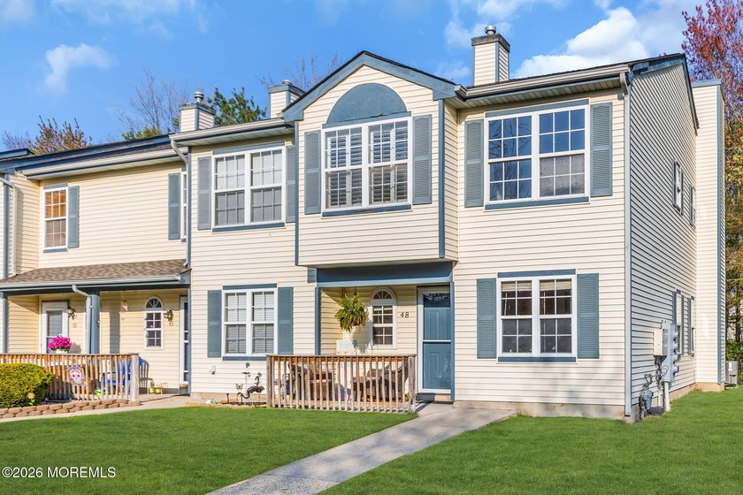 Bright, clean & updated end townhouse unit. Lots of windows - Beach Home for sale in Bayville, New Jersey on Beachhouse.com