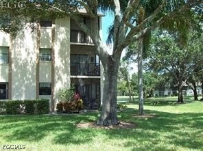 First-floor end unit in desirable Cross Creek Country Club - no - Beach Condo for sale in Fort Myers, Florida on Beachhouse.com