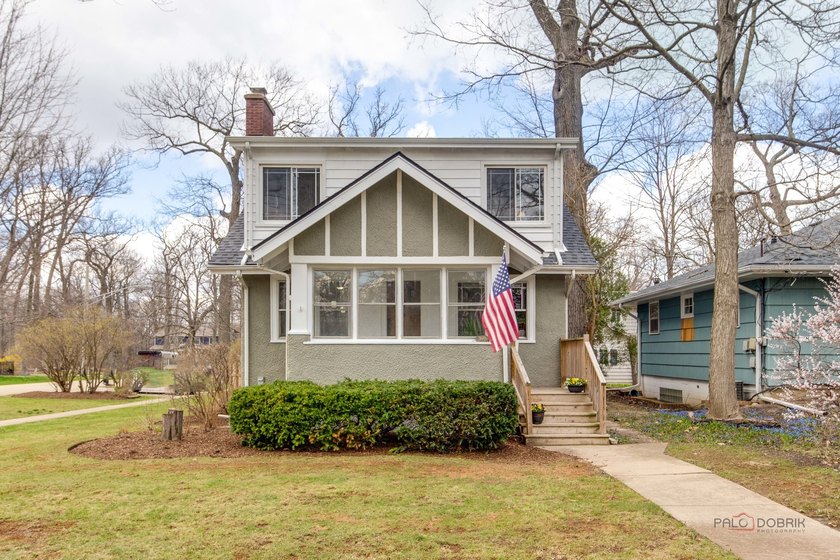 Nestled on a picturesque, tree-lined street in highly - Beach Home for sale in Lake Bluff, Illinois on Beachhouse.com