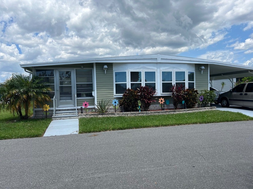 $59,900  Lot rent: $787/month     LAKE VIEW o NEW FLOORS o - Beach Home for sale in Hudson, Florida on Beachhouse.com
