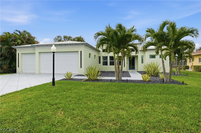 GREAT LOCATION & NO FLOOD INSURANCE REQUIRED! Step into a - Beach Home for sale in Fort Myers, Florida on Beachhouse.com