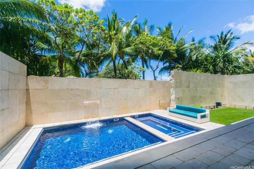 A bit unique; a remarkably private 4 bedroom, two-level home - Beach Townhome/Townhouse for sale in Honolulu, Hawaii on Beachhouse.com