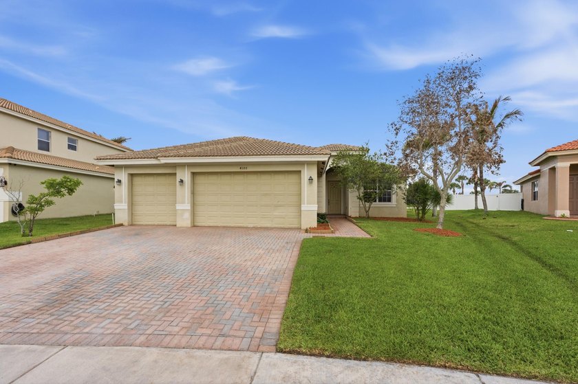 This beautifully maintained 2007 Lennar former model home has - Beach Home for sale in Fort Pierce, Florida on Beachhouse.com