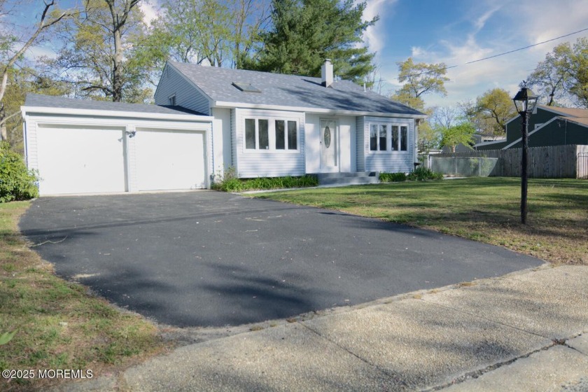 Split level in the Oak Ridge Section of Toms River.  Larger Lot - Beach Home for sale in Toms River, New Jersey on Beachhouse.com