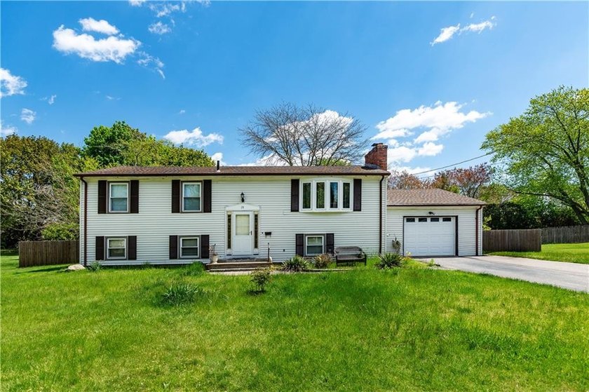 Location is everything with this 2-5 bedroom raised ranch in the - Beach Home for sale in North Kingstown, Rhode Island on Beachhouse.com
