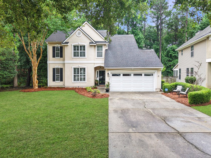 Inviting 3-bedroom, 2.5-bath home on a beautifully landscaped - Beach Home for sale in Mount Pleasant, South Carolina on Beachhouse.com