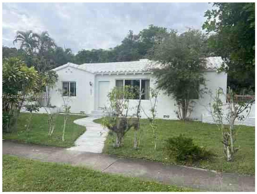 Welcome to this spacious single-family home with vaulted - Beach Home for sale in Dania, Florida on Beachhouse.com