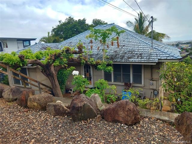 A contractor's gem! This house needs a keen eye and TLC. Lots of - Beach Home for sale in Honolulu, Hawaii on Beachhouse.com