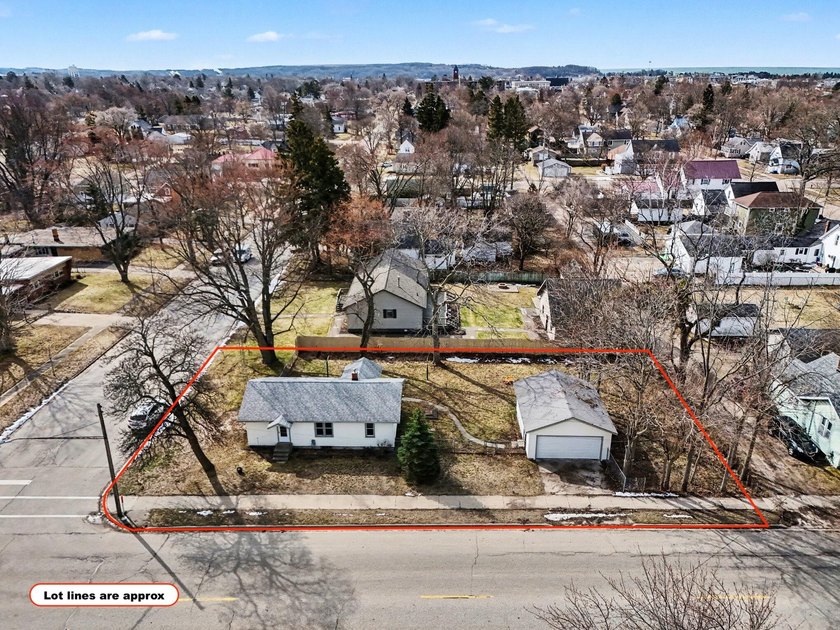 CITY OF LUDINGTON - This quaint and inviting 2-bedroom, 1-bath - Beach Home for sale in Ludington, Michigan on Beachhouse.com