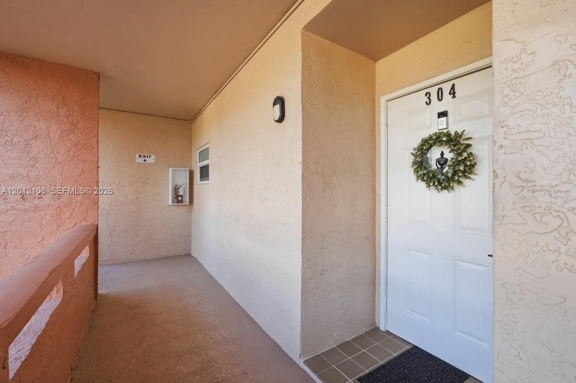 Bright and beautifully updated 1 bed, 1.5 bath unit with serene - Beach Condo for sale in Tamarac, Florida on Beachhouse.com
