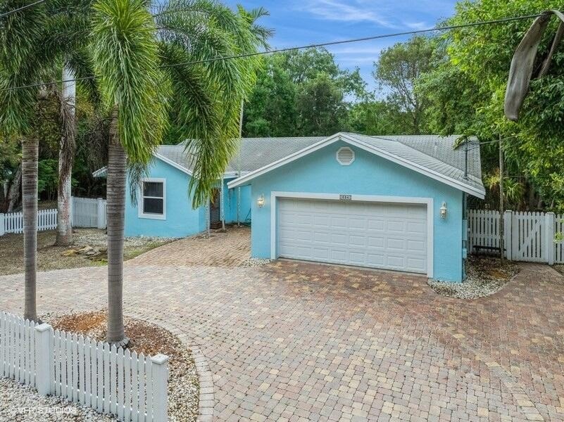 3 bedroom, 2 bathroom CBS home with 2 car garage. Situated on a - Beach Home for sale in Key Largo, Florida on Beachhouse.com