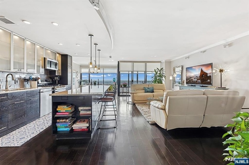 A truly rare offering in Fort Lee's Horizon House--this - Beach Other for sale in Fort Lee, New Jersey on Beachhouse.com