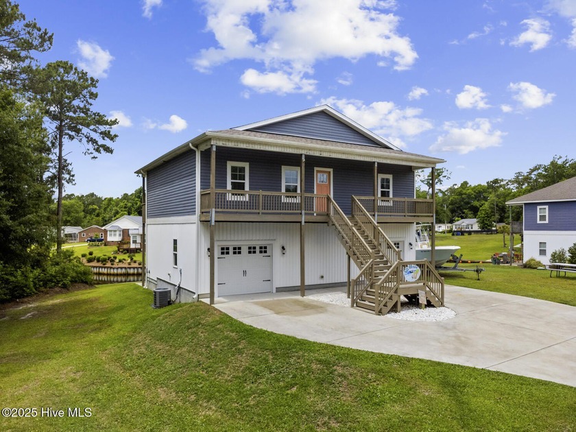 Luxury Waterfront Living! This gorgeous canal-front home - Beach Home for sale in Sneads Ferry, North Carolina on Beachhouse.com