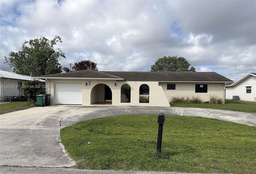 Affordable CBS home with good floor plan.  With Family Room and - Beach Home for sale in Port Saint Lucie, Florida on Beachhouse.com