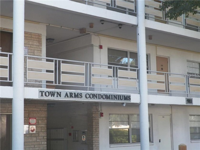 This top floor 2 BR/1 BA condo in the Town Arms Condominiums has - Beach Condo for sale in Largo, Florida on Beachhouse.com
