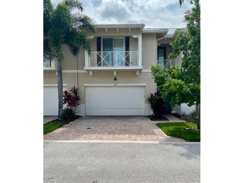 Newly offered Palm Beach Gardens highly desirable newer - Beach Townhome/Townhouse for sale in Palm Beach Gardens, Florida on Beachhouse.com