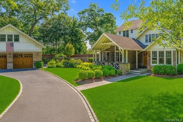 Stunning, fully renovated home featuring dramatic foyer entrance - Beach Home for sale in Brightwaters, New York on Beachhouse.com