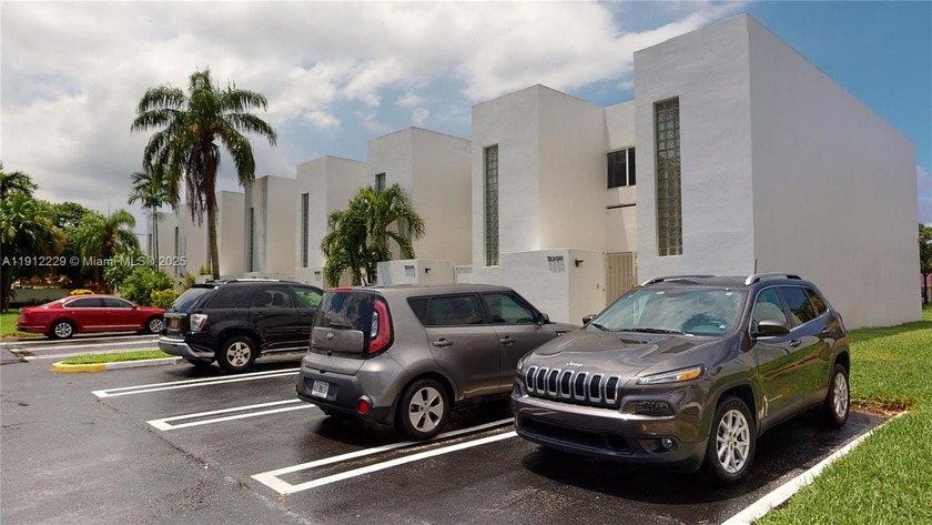 Step inside this bright and welcoming 2-bed-townhouse at 5130 - Beach Townhome/Townhouse for sale in West Palm Beach, Florida on Beachhouse.com