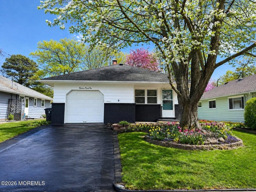 Beautifully refreshed and truly move-in ready Lakeview model in - Beach Home for sale in Toms River, New Jersey on Beachhouse.com