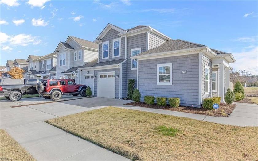 Gorgeous end-unit condo in Hickory Manor offering modern updates - Beach Condo for sale in Chesapeake, Virginia on Beachhouse.com