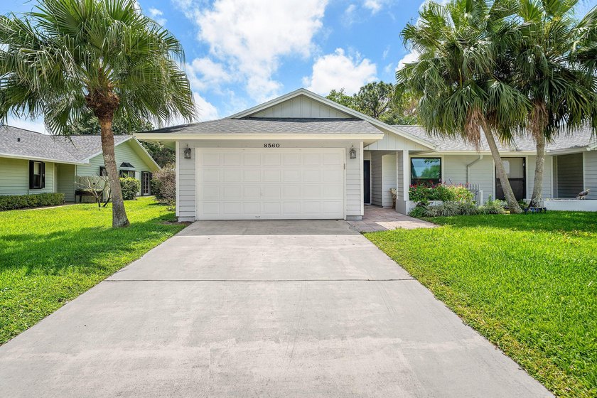 LUXURY IN EAGLEWOOD! MOVE RIGHT IN! This is one you do not want - Beach Home for sale in Hobe Sound, Florida on Beachhouse.com
