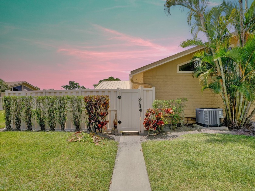 Welcome to this pristine 3-bedroom, 2-bath villa in the - Beach Townhome/Townhouse for sale in Palm Beach Gardens, Florida on Beachhouse.com