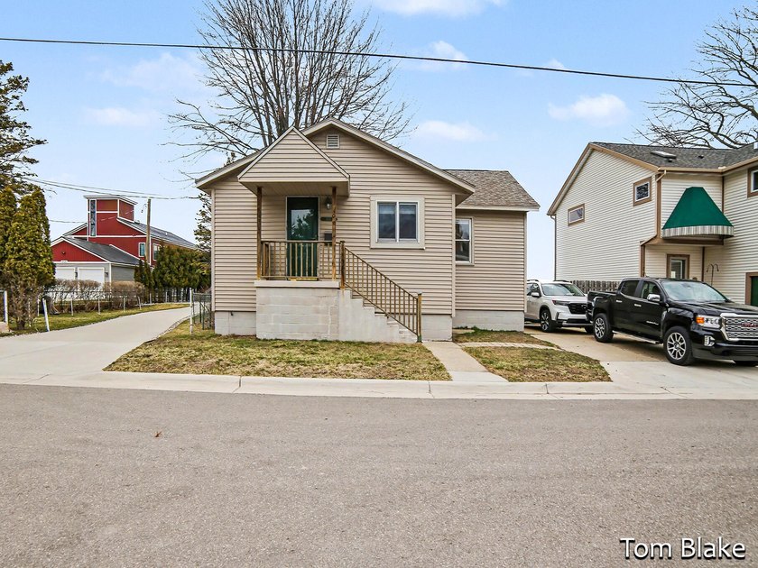 Another rare opportunity in the Bluffton area on Muskegon Lake - Beach Home for sale in Muskegon, Michigan on Beachhouse.com