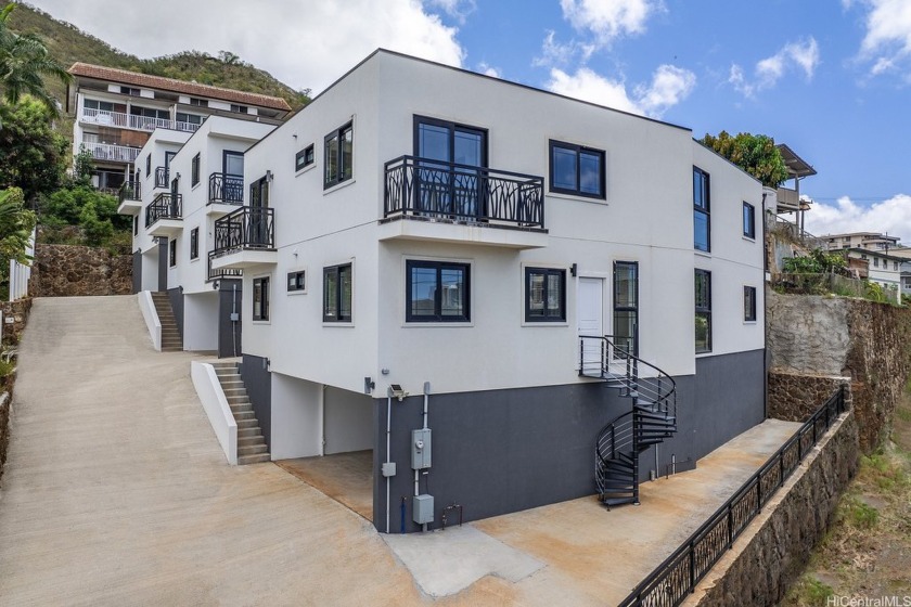 Incredible investment opportunity in Metro Honolulu! Fee simple - Beach Home for sale in Honolulu, Hawaii on Beachhouse.com