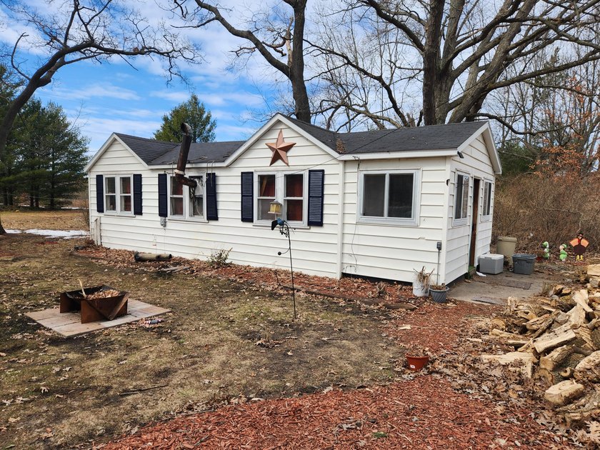Handyman special alert! This one bedroom is looking for a new - Beach Home for sale in Manistee, Michigan on Beachhouse.com