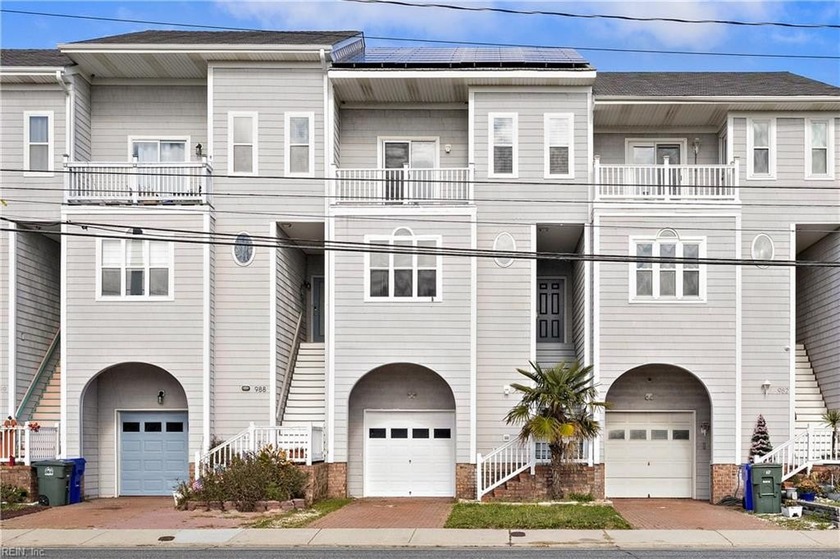 Beautifully renovated 3-story home featuring 3 bedrooms, 4.5 - Beach Home for sale in Norfolk, Virginia on Beachhouse.com