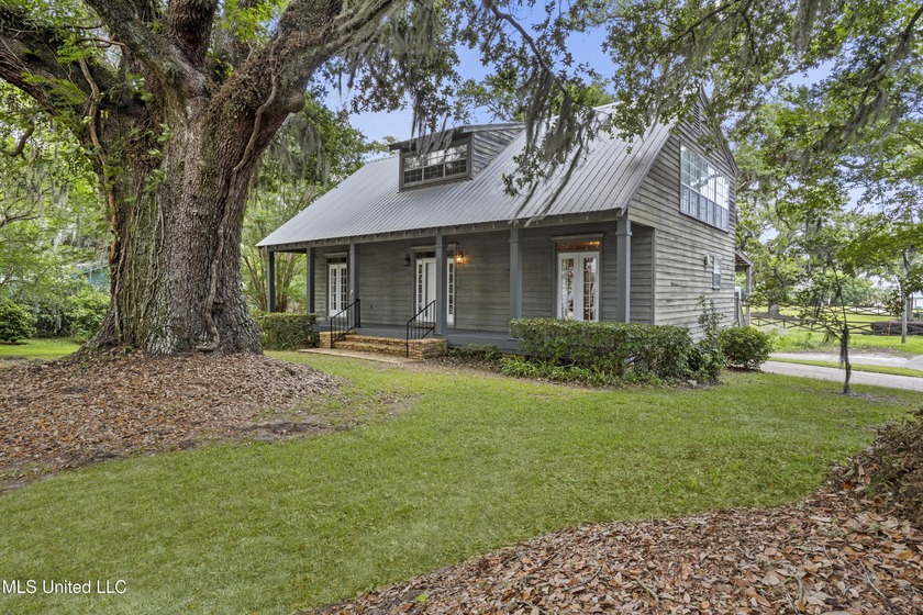 great home in great location,good shape,one owner,huge master - Beach Home for sale in Ocean Springs, Mississippi on Beachhouse.com