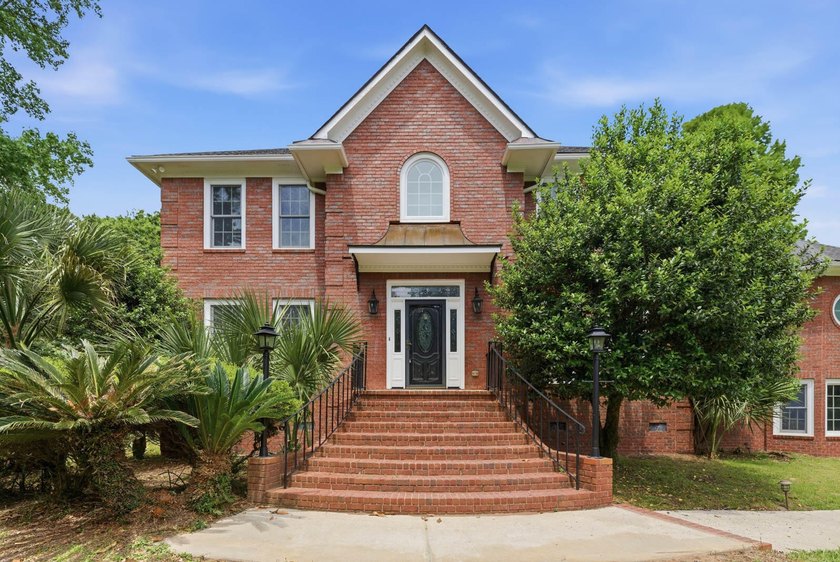 MOVE-IN-READY HOME ON GOLF COURSE!This stately brick residence - Beach Home for sale in Mount Pleasant, South Carolina on Beachhouse.com