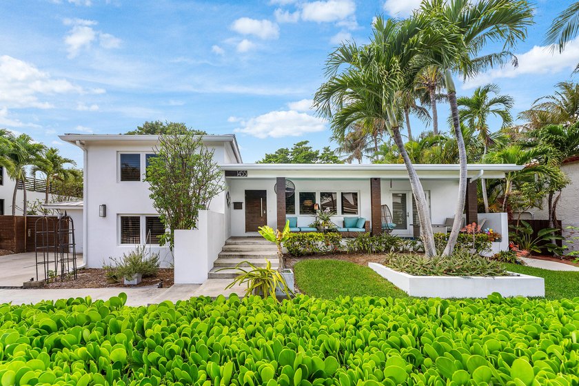 This exceptional East Boca residence is located in the highly - Beach Home for sale in Boca Raton, Florida on Beachhouse.com