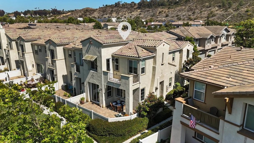 This won't last! Rare end unit in the Preserve at Carlsbad - Beach Condo for sale in Carlsbad, California on Beachhouse.com