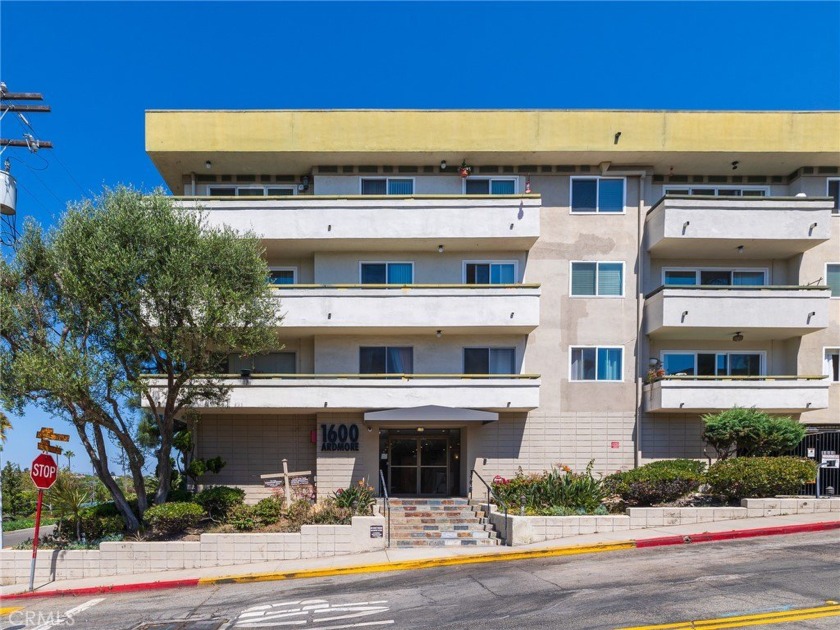 This charming 1-bedroom, 1-bath condo at The Commodore features - Beach Condo for sale in Hermosa Beach, California on Beachhouse.com