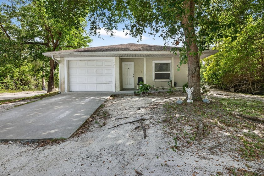 3BD | 2BA | Garage | No HOA. AC 2023, new flooring 2019, roof - Beach Home for sale in Vero Beach, Florida on Beachhouse.com