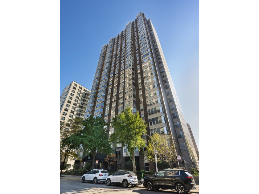 Welcome to 525 W Hawthorne Place #1204, a 2 bed / 2 bath condo - Beach Condo for sale in Chicago, Illinois on Beachhouse.com
