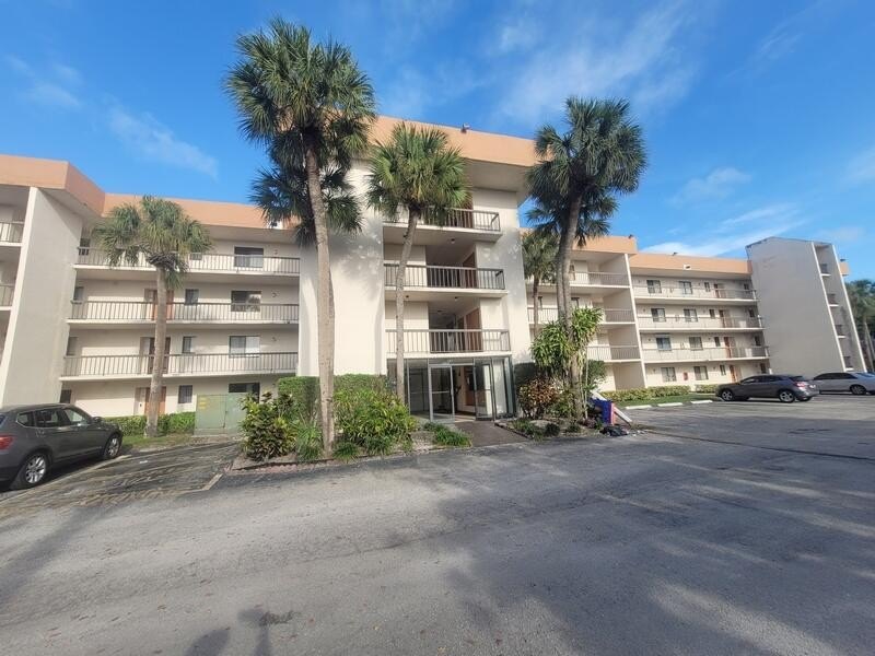 Move-in ready, gorgeous updaded condo. Rare opportunity in - Beach Condo for sale in Lake Worth, Florida on Beachhouse.com