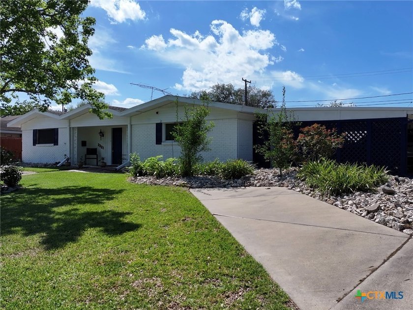 3 bedrooms, 2.5 bath home with a 2-car carport and an oversized - Beach Home for sale in Port Lavaca, Texas on Beachhouse.com