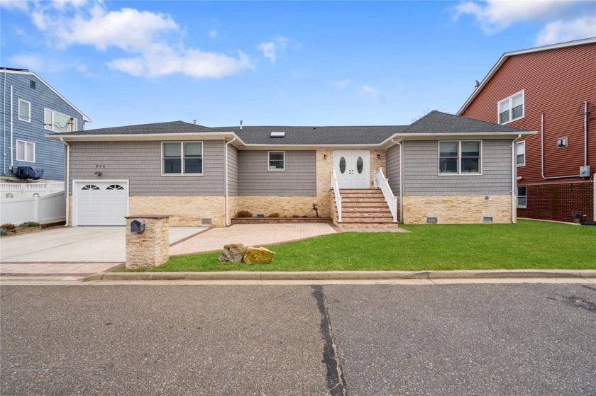 Home Sweet Home on the canal. This beautiful 3 bedroom 2 bath - Beach Home for sale in Lindenhurst, New York on Beachhouse.com