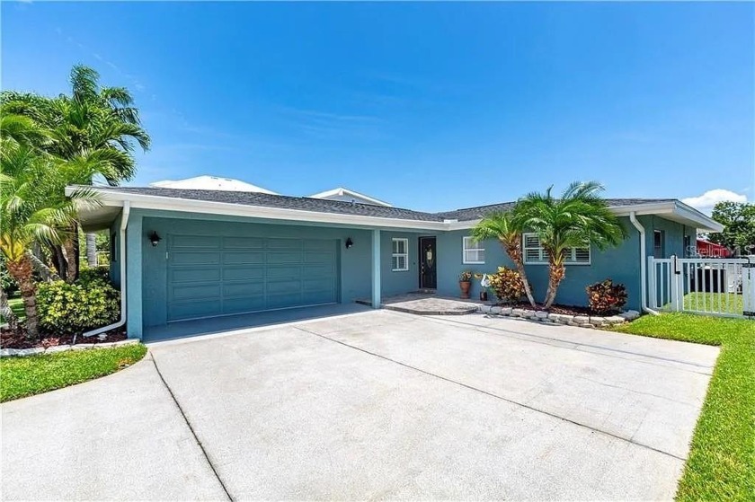 Spectacular Waterfront Opportunity. 60 feet of beautiful - Beach Home for sale in Redington Beach, Florida on Beachhouse.com