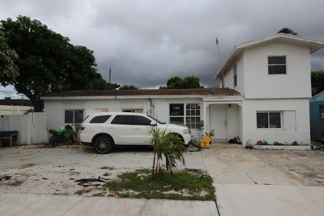 No HOA! CBS home with a fenced backyard. The home needs some - Beach Home for sale in West Palm Beach, Florida on Beachhouse.com