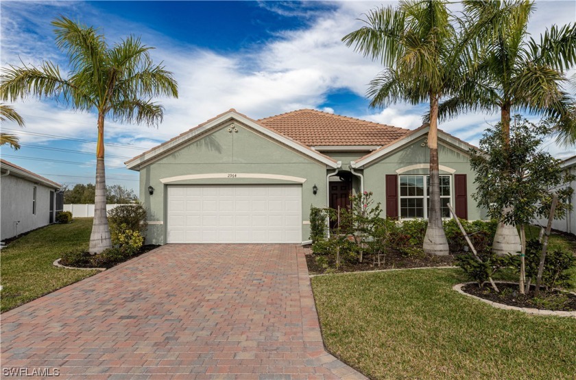 Absolutelly stunning single-family home boasts an impressive - Beach Home for sale in Fort Myers, Florida on Beachhouse.com