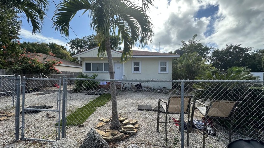 This is a 3-bedroom, 2 full bath CBS (concrete) 1,500sq' home - Beach Home for sale in Key Largo, Florida on Beachhouse.com