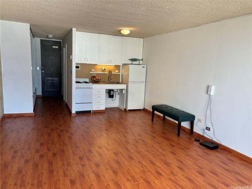 Great investment opportunity! Spacious and immaculate fee simple - Beach Condo for sale in Honolulu, Hawaii on Beachhouse.com