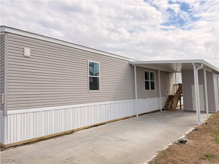 Welcome to easy Florida living in this 2018 manufactured home - Beach Home for sale in North Fort Myers, Florida on Beachhouse.com